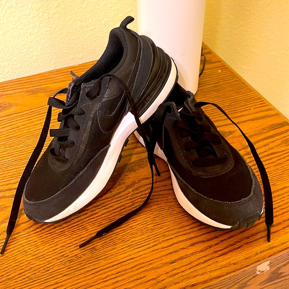 Black Nike Shoes